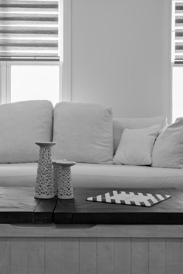 Gezellige woonkamer in Den Haag met schone meubels klaar voor een feestje