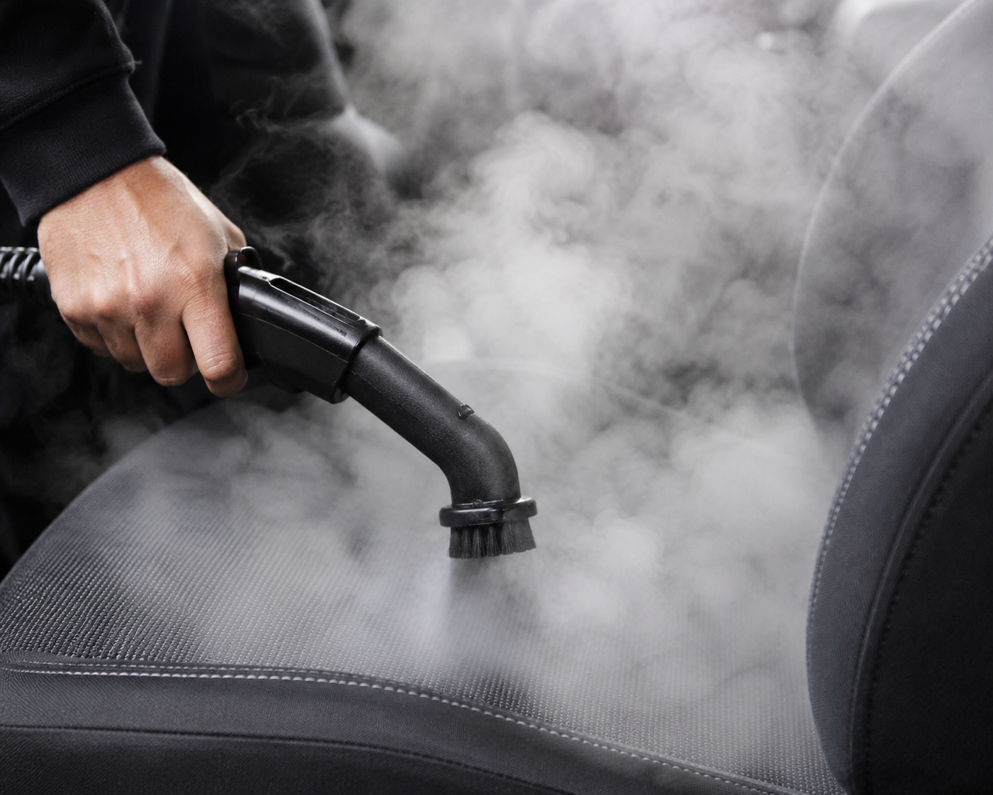 Stoomreiniging van een autostoel met professionele apparatuur